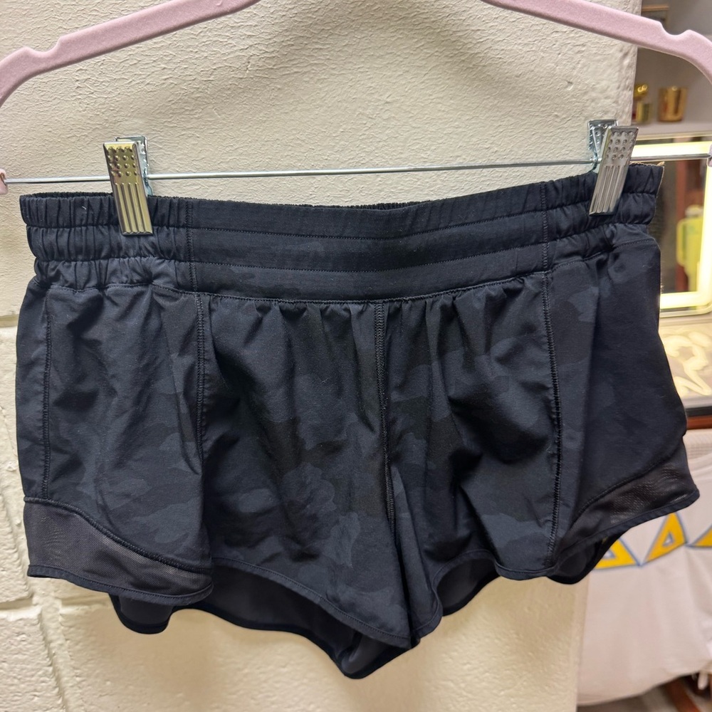 Lululemon Athletica black camo hotty hots 2.5 inch